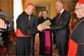 Tarcisio Bertone a Jan Šolta s pohárem