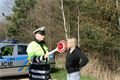 Policista radí řidičce, kudy se dostane do Prahy. 