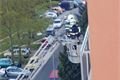 Velitel konzultuje zásah s policistou dole 
