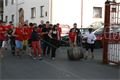 Pivní sud bude za chvíli v cíli. Kouleči vbíhají do Chodovaru. Sud urazil přes 50 kilometrů 