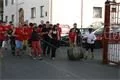 Pivní sud bude za chvíli v cíli. Kouleči vbíhají do Chodovaru. Sud urazil přes 50 kilometrů 