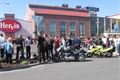 parkovištěobklopeno lidmi, hlavně motorkáři