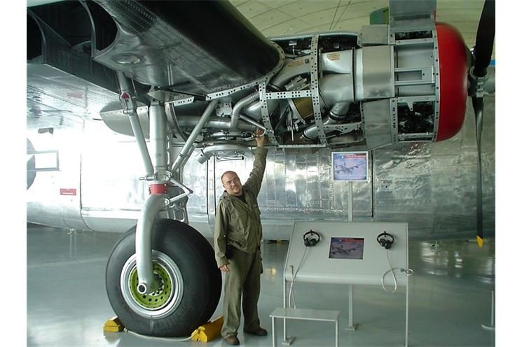 Fotka z anglického letiště Duxford, na motoru amerického bombardéru B-24 Liberator se nám podařilo identifikovat součástku, kterou jsme našli u Horšovského Týna v místě, kde byl při leteckém souboji v únoru 1944 sestřelen letoun stejného typu. 
