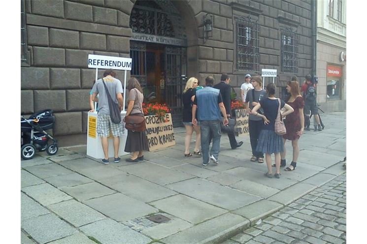 před radnicí před radnicí