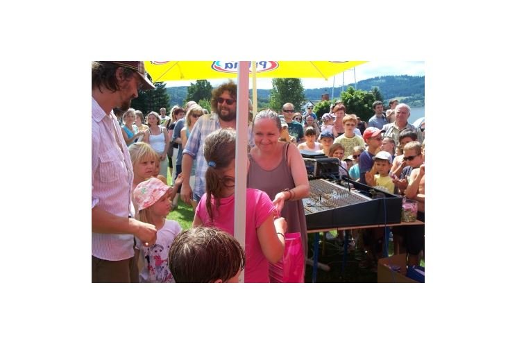 Kdo si hraje, zlobí míň, foto www.zsdlouhaves.cz