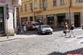 auta jezdí Pražskou do Rooseweltovy 