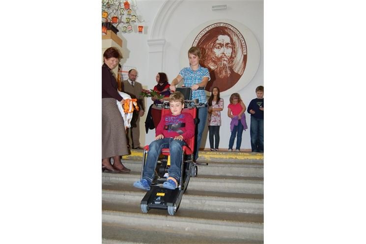 Asistentka předvádí schodolez_Přeštice