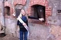 Kateřina Brabcová u venkovní stáje