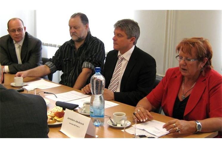 Zleva: Jiří Uhlík (starosta Lochotína), Lumír Aschenbrenner (starosta Slovan), Jiří Strobach (starosta centrálního obvodu) a Jaroslava Jakubcová (starostka Doubravky). Zleva: Jiří Uhlík (starosta Lochotína), Lumír Aschenbrenner (starosta Slovan), Jiří Strobach (starosta centrálního obvodu) a Jaroslava Jakubcová (starostka Doubravky).