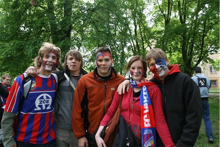 Martin, Milan, Honza a ostatní z party, kteří vyráží do Prahy 