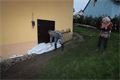 V neděli večer se pytlovalo v plzeňských Doudlevcích, na místě byl i starosta MO Plzeň 3 Jiří Strobach. Na snímku s jednou z obyvatelek. foto Hynek Mojžíš 