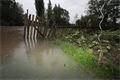 Radbuza v neděli večer v plzeňských Doudlevcích. Na místo dorazili hasiči i starosta obvodu Jiří Strobach, občany tu mají ochránit pytle s pískem. Foto Hynek Mojžíš 