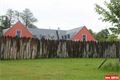 Historický park Bärnau Tachov: Co je za palisádou může být moderní, v dáli je vidět budova, ve které je restaurace, infocentrum a kanceláře spolku, který park provozuje. Když ale přijdete za palisádu, ocitnete se ve středověku... 