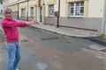 Denisa Klapáčová ukazuje, kam až sahala protipovodňová bariéra
