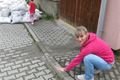 "Tady stál bazén vody, vrata jsme naštěstí stihli zajistit montážní pěnou,"říká Denisa Klapáčová.