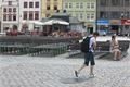 Lavičky pro diváky slouží zatím spíš jako odpočívadla 