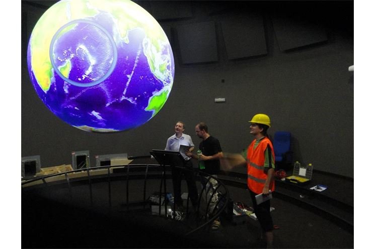 Instalace 3D globu Science on a Sphere v Techmanii. Autor Tomáš Meiser, zdroj Techmania