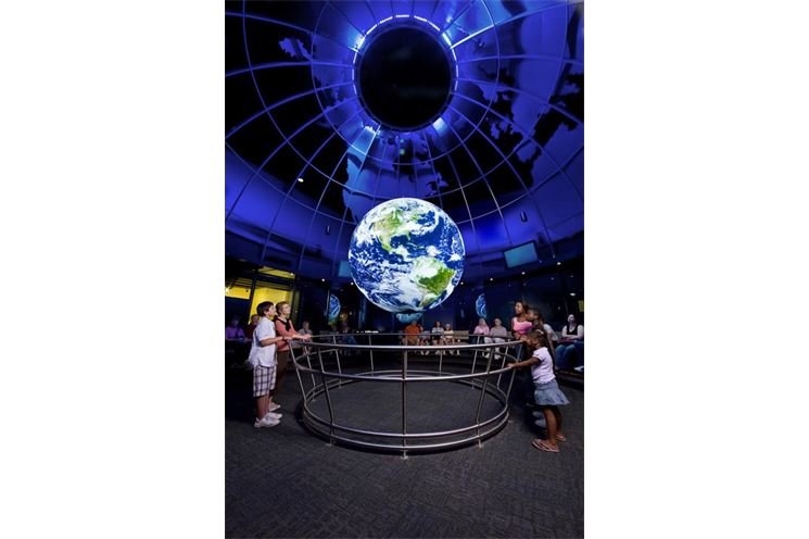 Ilustrační foto_Instalované zařízení Science on a Sphere. Zdroj a autor Science on a Sphere, NOAA. Ilustrační foto_Instalované zařízení Science on a Sphere. Zdroj a autor Science on a Sphere, NOAA.
