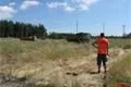 Auta odvážejí první vybagrovaný materiál. 