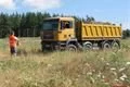 Historicky první nákladní auto plně naložené zemí vybagrovanou na místě, kde bude stát nová spalovna. 