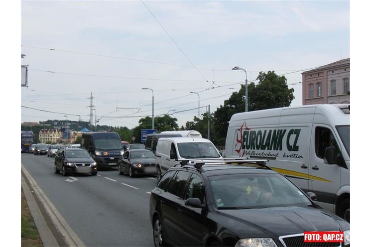 Komplikace dělá zúžení jízdních pruhů, kdy auta přejíždějí i na poslední chvíli. Komplikace dělá zúžení jízdních pruhů, kdy auta přejíždějí i na poslední chvíli.