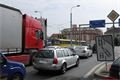 Také na Palackého platí zúžení jízdních pruhů. 