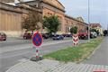 Vyfrézovaná je také Korandova ulice. 