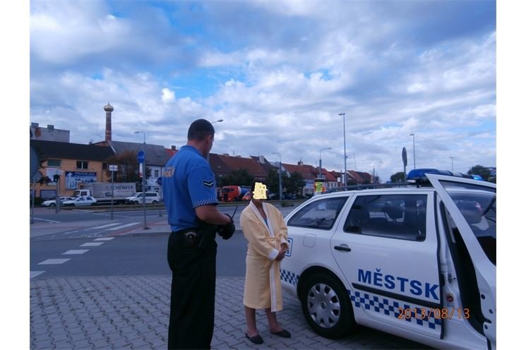 žena v županu žena v županu