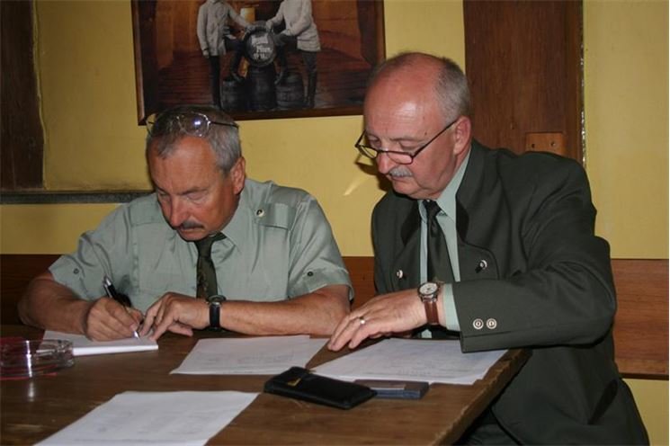 Mandátová komise pracovala ve složení Josef Danielka (vlevo) a František Hrůza.