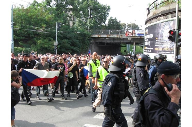Plzeň zažila uplynulý týden největší policejní manévry. Nejdřív kvůli fanouškm Mariboru, o víkendu kvůli protiromskému pochodu. Plzeň zažila uplynulý týden největší policejní manévry. Nejdřív kvůli fanouškm Mariboru, o víkendu kvůli protiromskému pochodu.