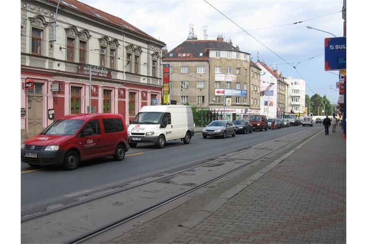 malá kolona kvůli červené na semaforu