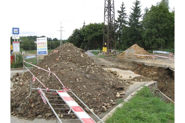 Výkopové práce na kanalizaci u správní budovy čističky.