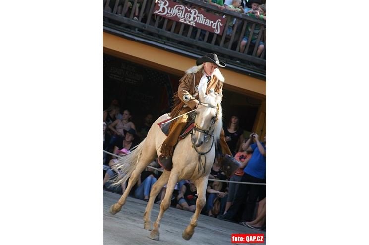 Westernová a indiánská show se koná v Pullman City vždy odpoledne od 15:30, a to za každého počasí Westernová a indiánská show se koná v Pullman City vždy odpoledne od 15:30, a to za každého počasí