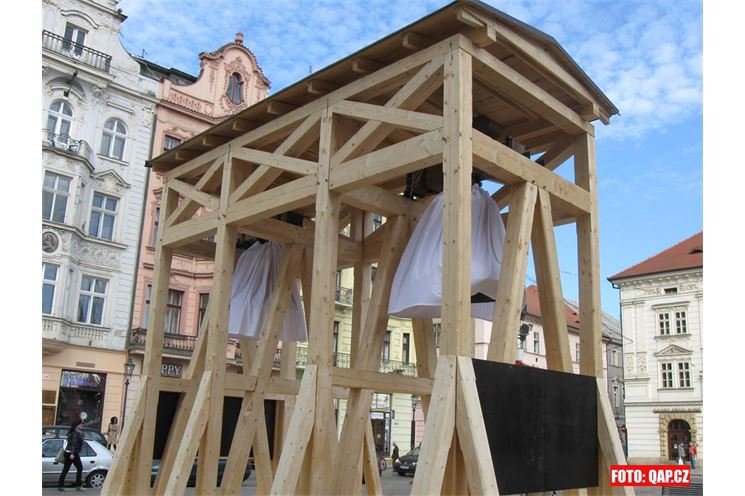 První dva zvony pro katedrálu svatého Bartoloměje čeká slavnostní odhalení. 