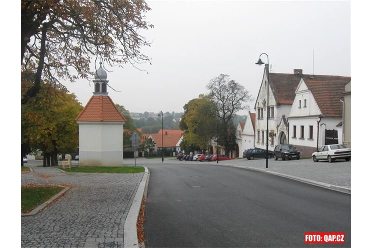 Opravená Koterovská náves. 