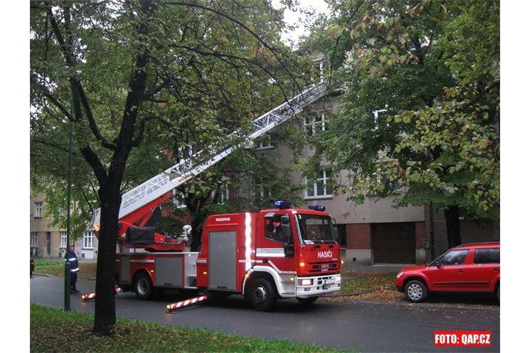 Hasiči zasahovali s výškovou technikou ve Schwarzově ulici. 