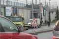 V pozadí dodávka, která převážela desítky milionů a připravený odtahový vůz.
