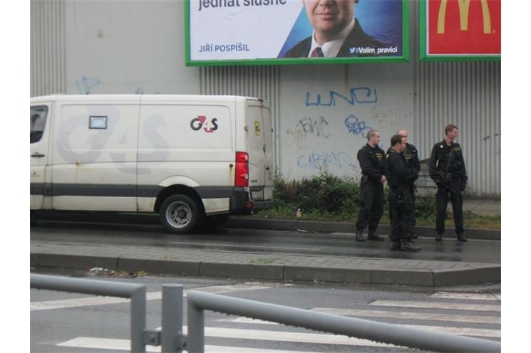 Dodávka, která převážela desítky milionů. Hlídali ji ozbrojení policisté. Dodávka, která převážela desítky milionů. Hlídali ji ozbrojení policisté.