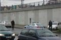 Několik policejních aut stálo podél železniční trati U Trati.