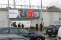 Policisté hlídají dodávku, která převážela desítky milionů.