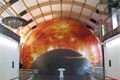 Kopule 3D planetária a menší Science on Sphere. Velká kopule jako Slunce a zavěšené planety v modelu sluneční soustavy. 
