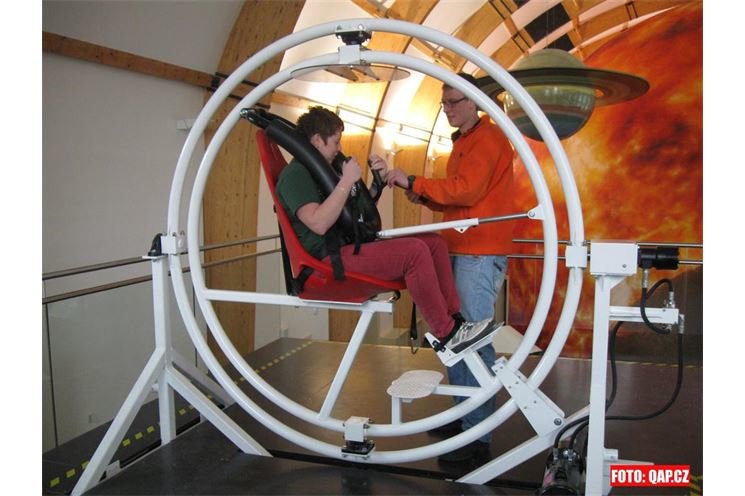 Návštěvníci si budou moct vyzkoušet i otáčivý gyroskop. Návštěvníci si budou moct vyzkoušet i otáčivý gyroskop.