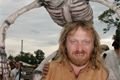 Historický víkend 2010 - pořadatel Zdeněk Zajíček má na hrbu svou ženu... 