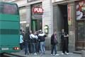Fanoušky Slavie přivezly autobusy až k Pubu v Pražské ulici.