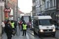 Fanoušky Slavie za doprovodu policie přivezly do centra Plzně tři autobusy.