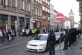 Fanoušci Slavie pod dohledem těžkooděnců.