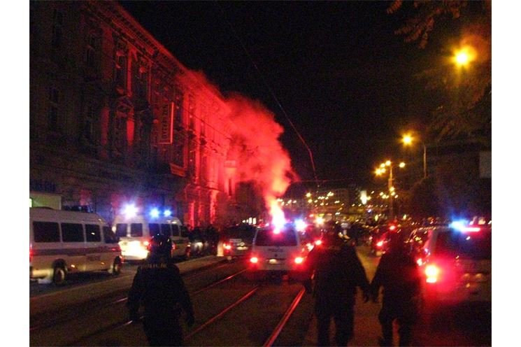 Pyrotechnika, skandování i konflitky s procházejícími Plzeňany - tak vypadal přesun Slavistů na stadion.