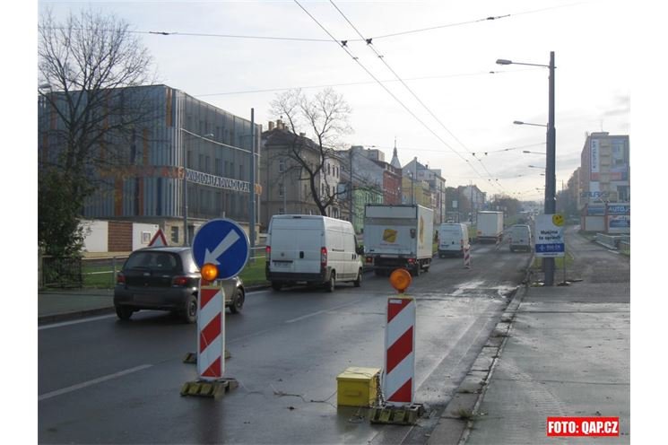 Na Rokycanské se pracuje v části od mostu po křižovatku U Pietasu. 