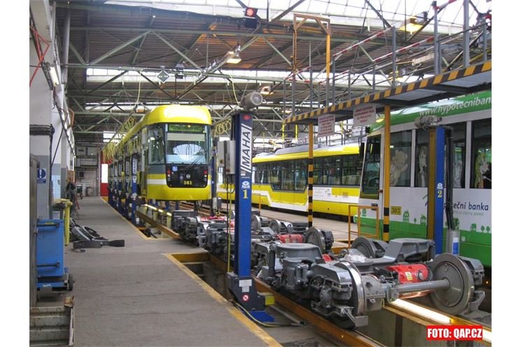 Technická kontrola nové tramvaje Vario LF 2/2 IN v depu tramvají na Slovanech 25.10. Technická kontrola nové tramvaje Vario LF 2/2 IN v depu tramvají na Slovanech 25.10.
