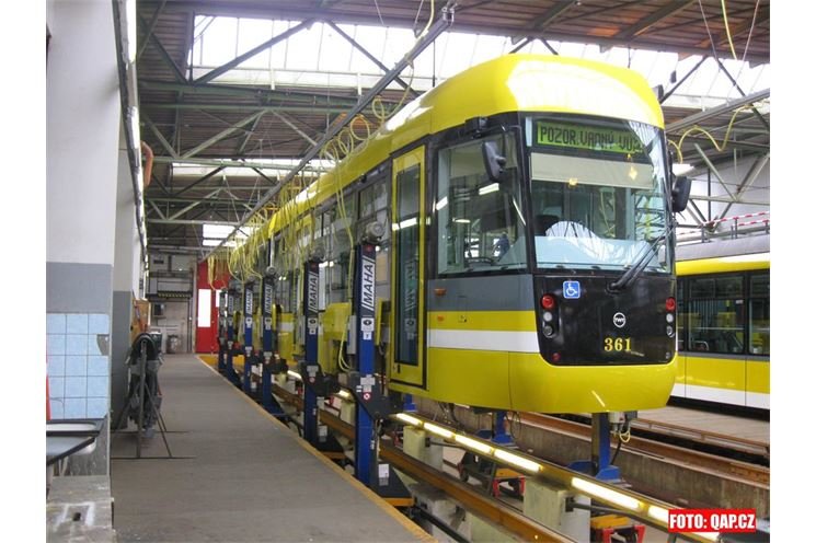 Technická kontrola nové tramvaje Vario LF 2/2 IN v depu tramvají na Slovanech 25.10. 